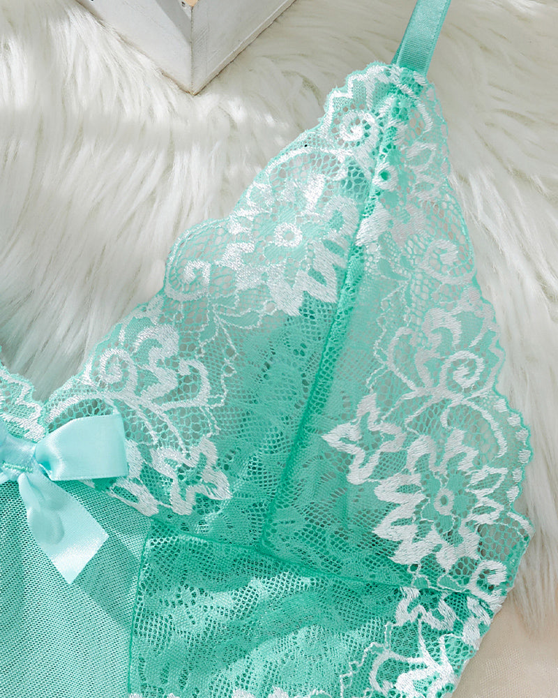 Amara™ | Robe de nuit en dentelle sensuelle avec décolleté en V profond & G-string